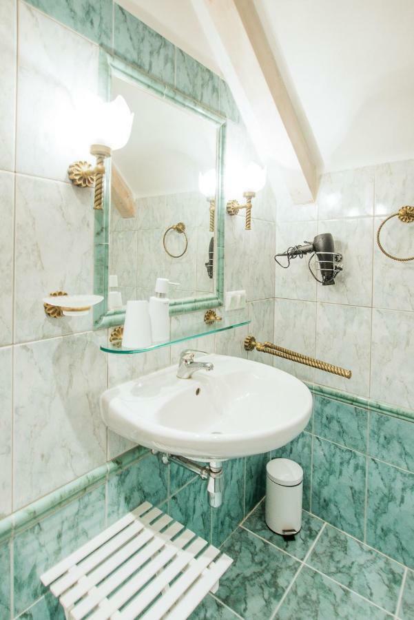 Отель Na Kapucinske Микулов Экстерьер фото
