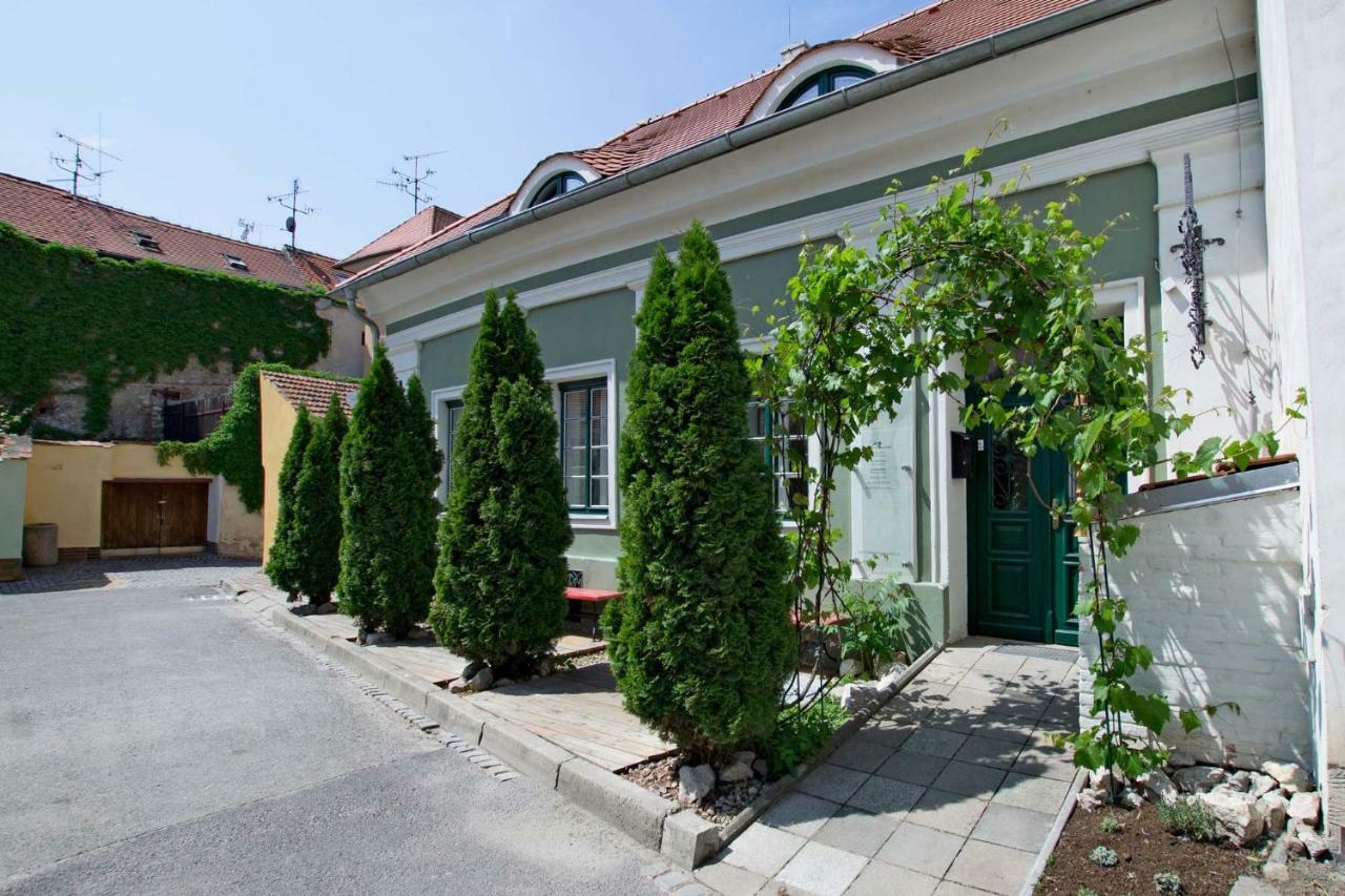 Отель Na Kapucinske Микулов Экстерьер фото