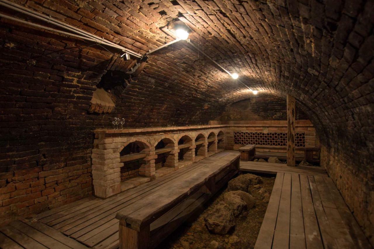Отель Na Kapucinske Микулов Экстерьер фото